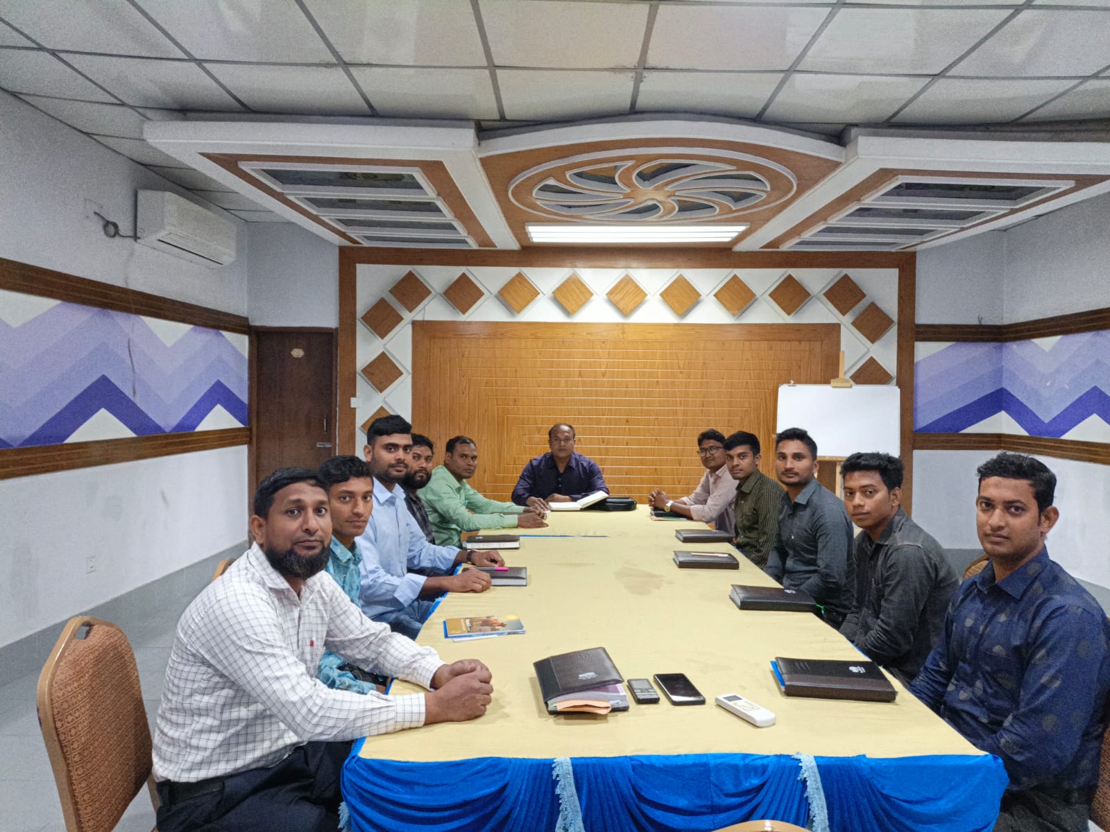 খামারে চাষিকে পরামর্শ দিচ্ছেন কারিগরি কর্মী